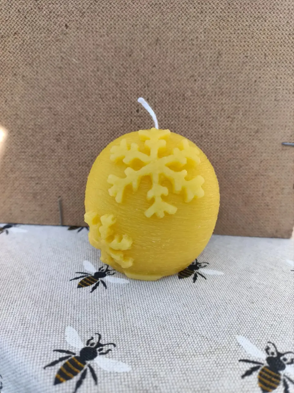 L'Abeille autonome bougie boule de Noël 163g cire